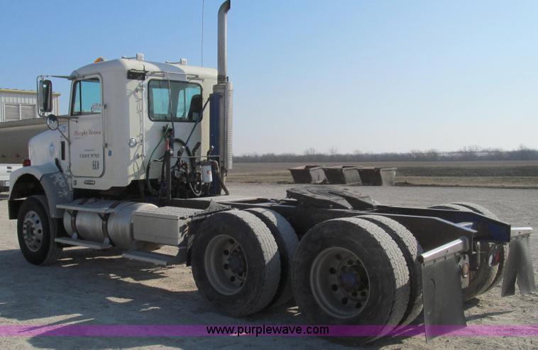 image for item E3843 2006 Freightliner FLD120 SD semi truck