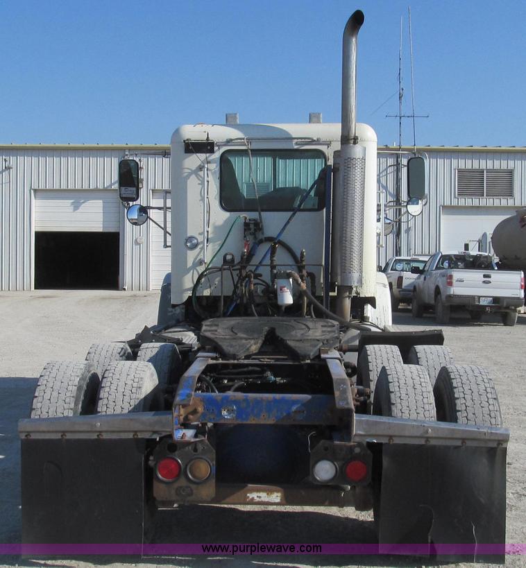 image for item E3843 2006 Freightliner FLD120 SD semi truck