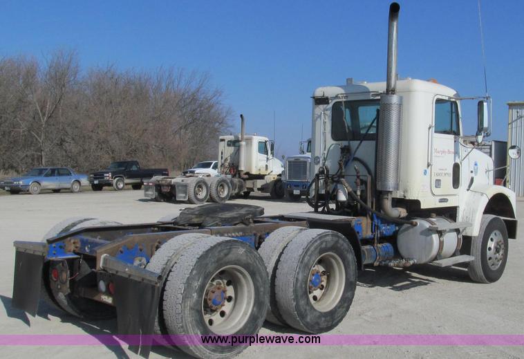image for item E3843 2006 Freightliner FLD120 SD semi truck