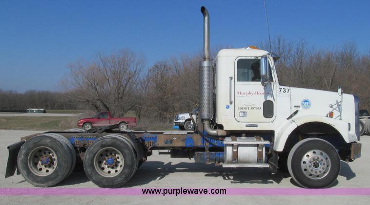 image for item E3843 2006 Freightliner FLD120 SD semi truck