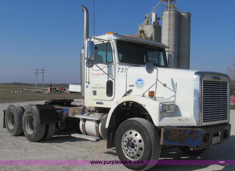 image for item E3843 2006 Freightliner FLD120 SD semi truck