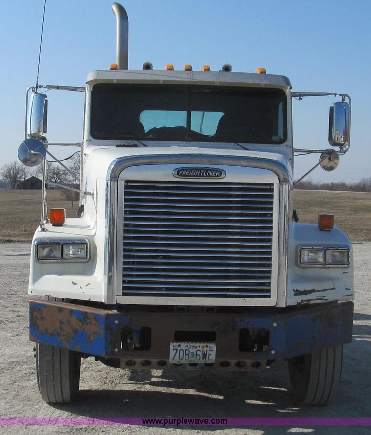 image for item E3843 2006 Freightliner FLD120 SD semi truck