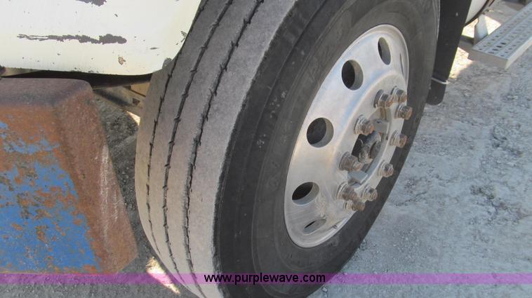 image for item E3843 2006 Freightliner FLD120 SD semi truck