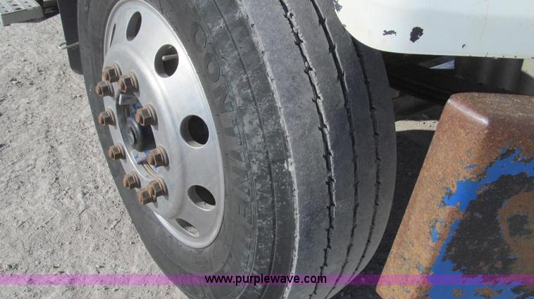 image for item E3843 2006 Freightliner FLD120 SD semi truck