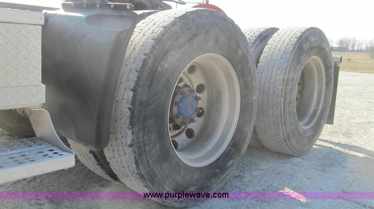 image for item E3843 2006 Freightliner FLD120 SD semi truck