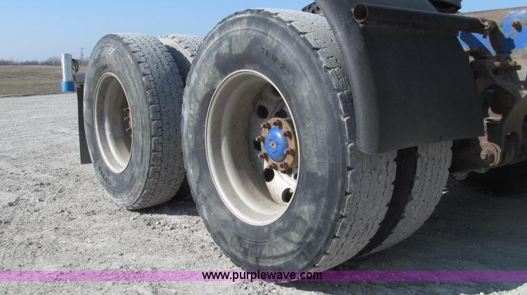 image for item E3843 2006 Freightliner FLD120 SD semi truck