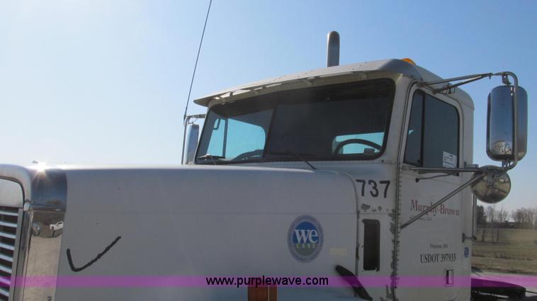 image for item E3843 2006 Freightliner FLD120 SD semi truck