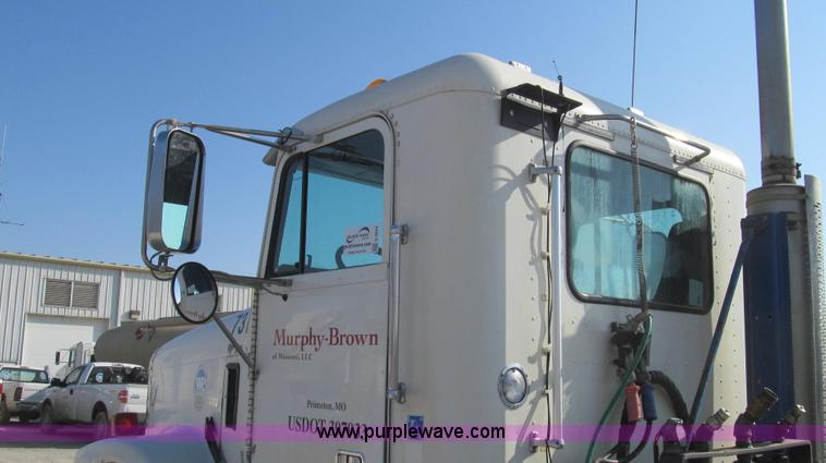 image for item E3843 2006 Freightliner FLD120 SD semi truck