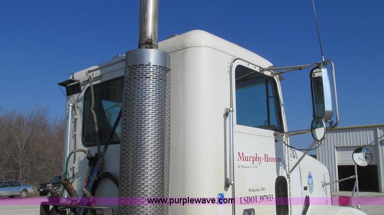 image for item E3843 2006 Freightliner FLD120 SD semi truck
