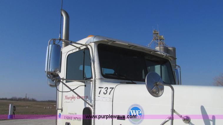 image for item E3843 2006 Freightliner FLD120 SD semi truck
