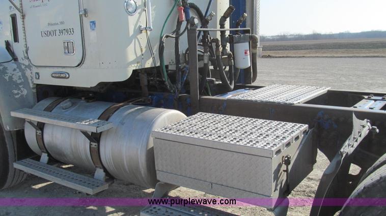 image for item E3843 2006 Freightliner FLD120 SD semi truck