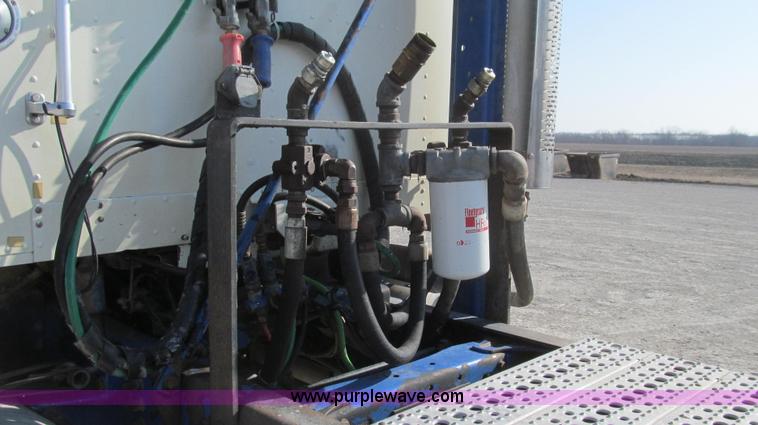 image for item E3843 2006 Freightliner FLD120 SD semi truck