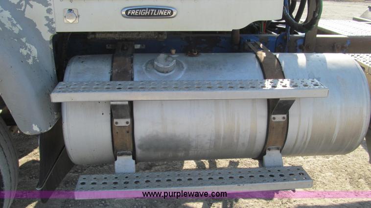 image for item E3843 2006 Freightliner FLD120 SD semi truck