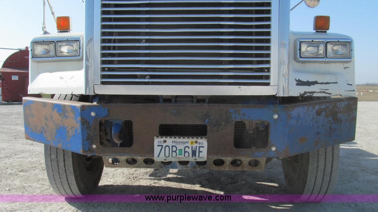 image for item E3843 2006 Freightliner FLD120 SD semi truck