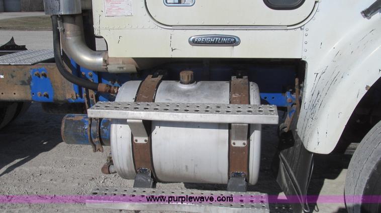 image for item E3843 2006 Freightliner FLD120 SD semi truck