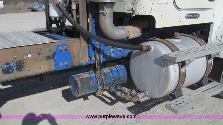 image for item E3843 2006 Freightliner FLD120 SD semi truck