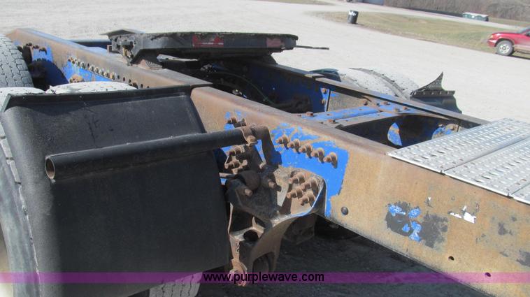 image for item E3843 2006 Freightliner FLD120 SD semi truck