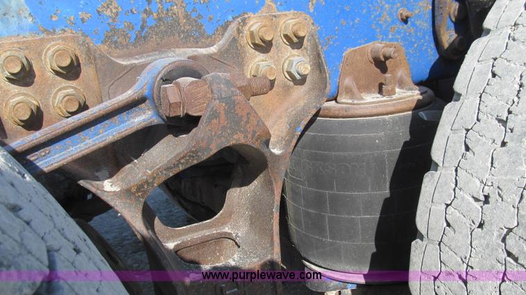 image for item E3843 2006 Freightliner FLD120 SD semi truck