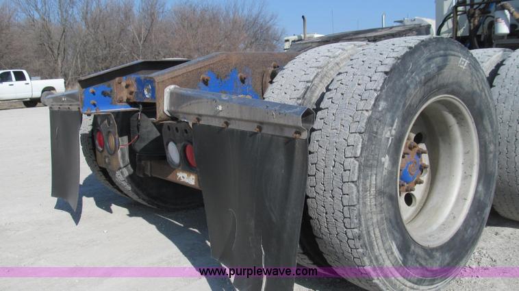 image for item E3843 2006 Freightliner FLD120 SD semi truck