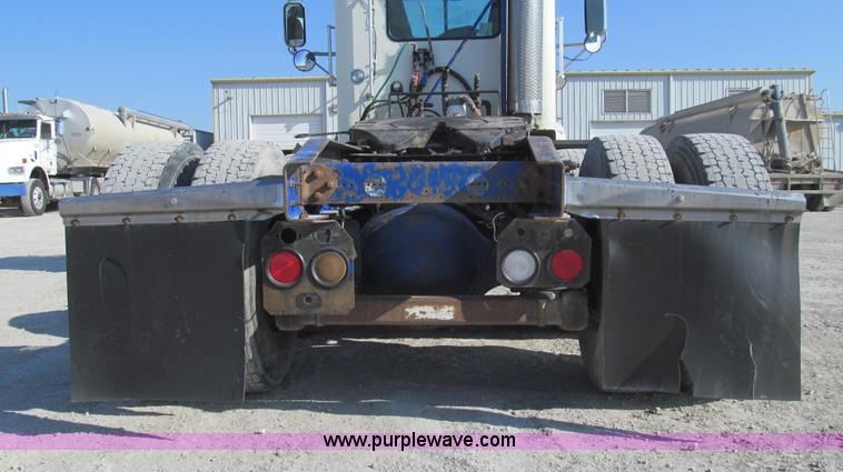 image for item E3843 2006 Freightliner FLD120 SD semi truck