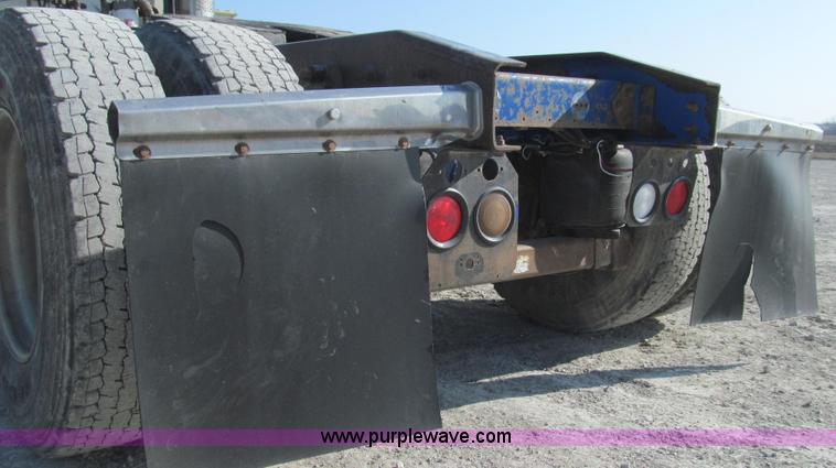 image for item E3843 2006 Freightliner FLD120 SD semi truck