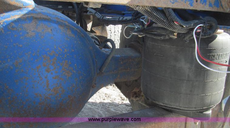 image for item E3843 2006 Freightliner FLD120 SD semi truck