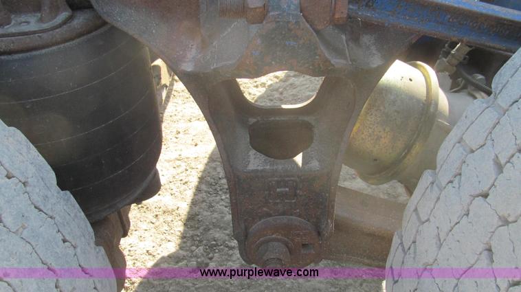 image for item E3843 2006 Freightliner FLD120 SD semi truck