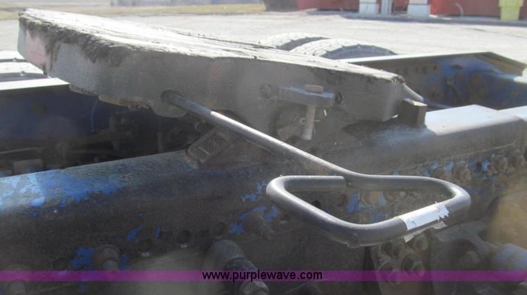 image for item E3843 2006 Freightliner FLD120 SD semi truck