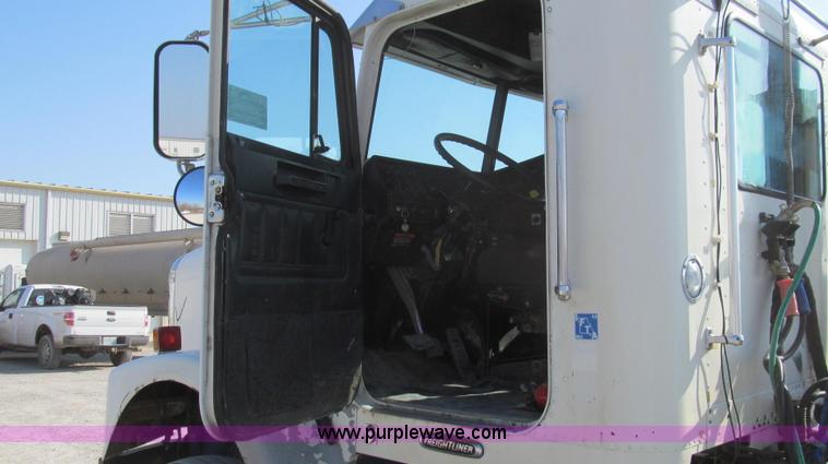 image for item E3843 2006 Freightliner FLD120 SD semi truck