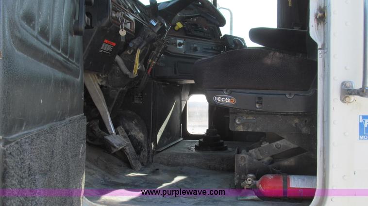 image for item E3843 2006 Freightliner FLD120 SD semi truck