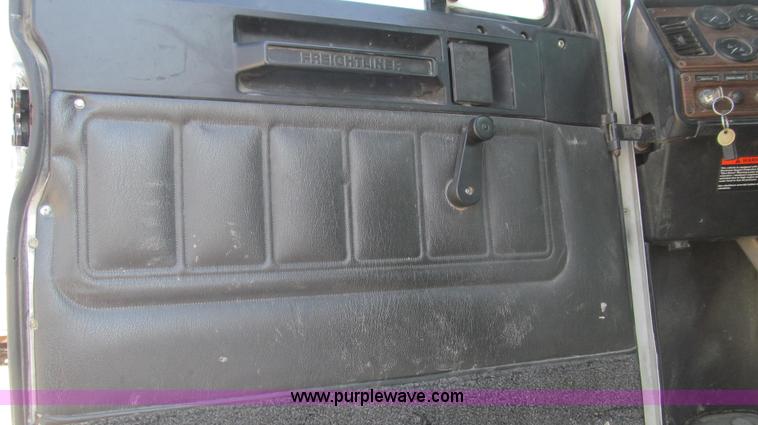 image for item E3843 2006 Freightliner FLD120 SD semi truck