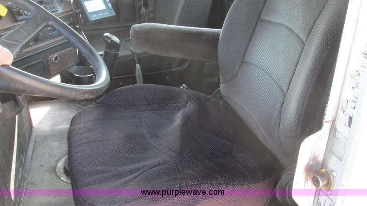 image for item E3843 2006 Freightliner FLD120 SD semi truck