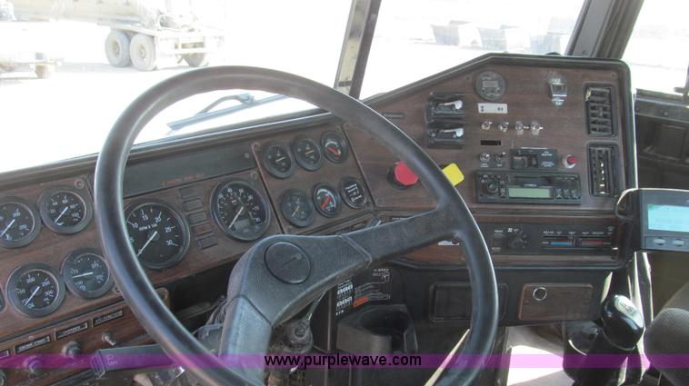 image for item E3843 2006 Freightliner FLD120 SD semi truck