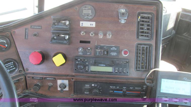 image for item E3843 2006 Freightliner FLD120 SD semi truck