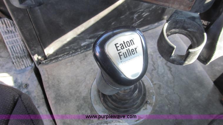 image for item E3843 2006 Freightliner FLD120 SD semi truck