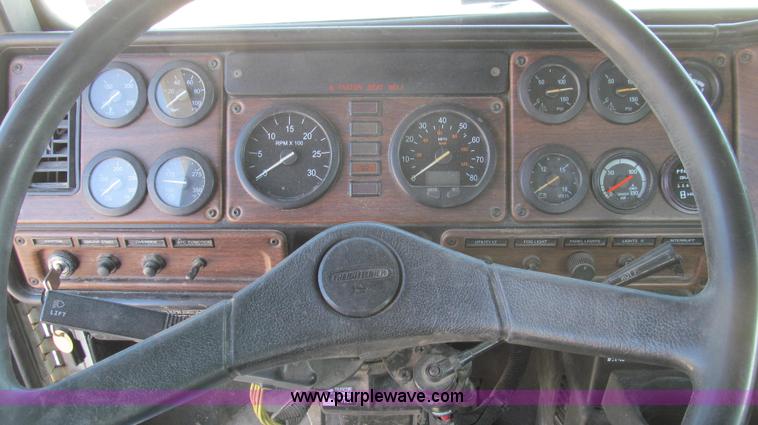 image for item E3843 2006 Freightliner FLD120 SD semi truck