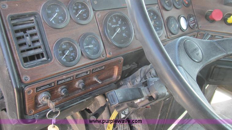 image for item E3843 2006 Freightliner FLD120 SD semi truck