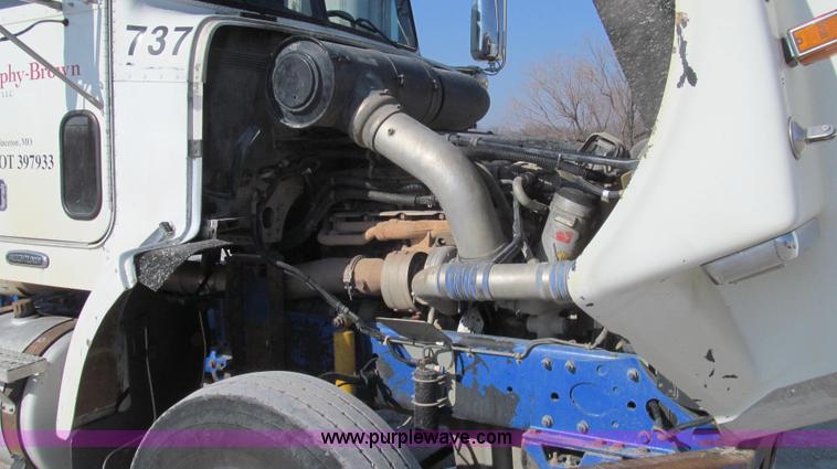 image for item E3843 2006 Freightliner FLD120 SD semi truck