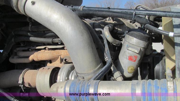 image for item E3843 2006 Freightliner FLD120 SD semi truck