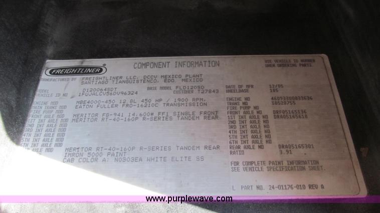 image for item E3843 2006 Freightliner FLD120 SD semi truck