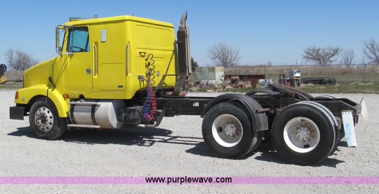 image for item F3024 1995 Volvo WIA semi truck