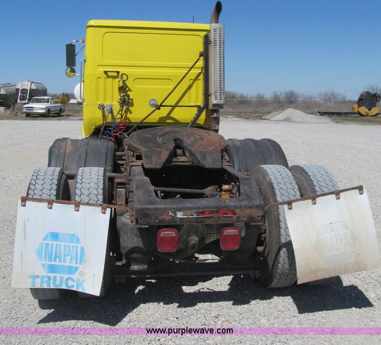 image for item F3024 1995 Volvo WIA semi truck