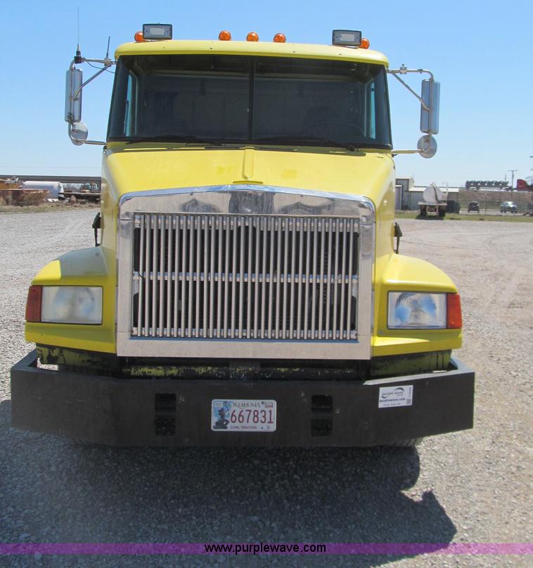 image for item F3024 1995 Volvo WIA semi truck