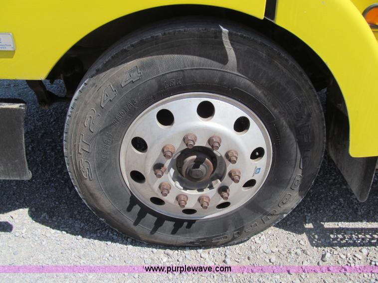 image for item F3024 1995 Volvo WIA semi truck