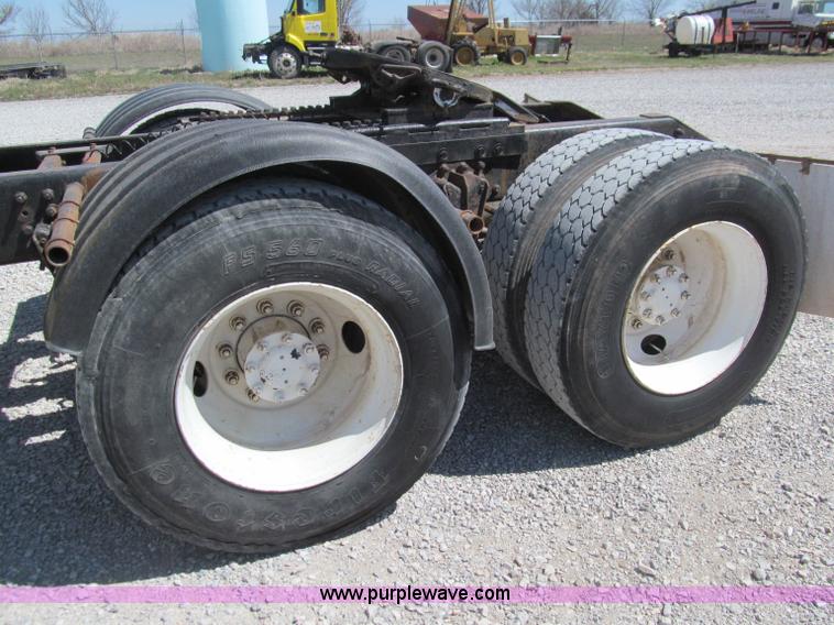 image for item F3024 1995 Volvo WIA semi truck