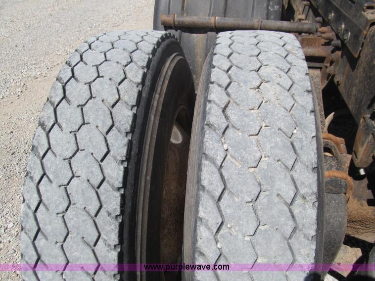 image for item F3024 1995 Volvo WIA semi truck