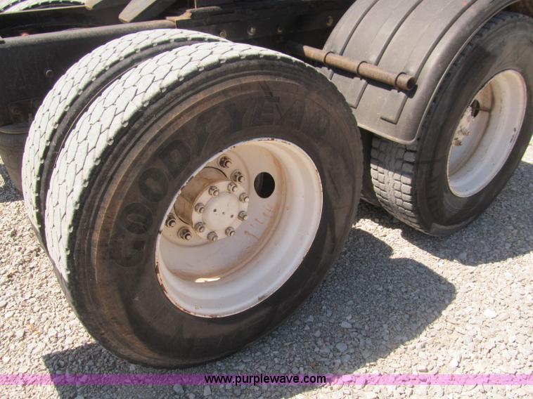 image for item F3024 1995 Volvo WIA semi truck