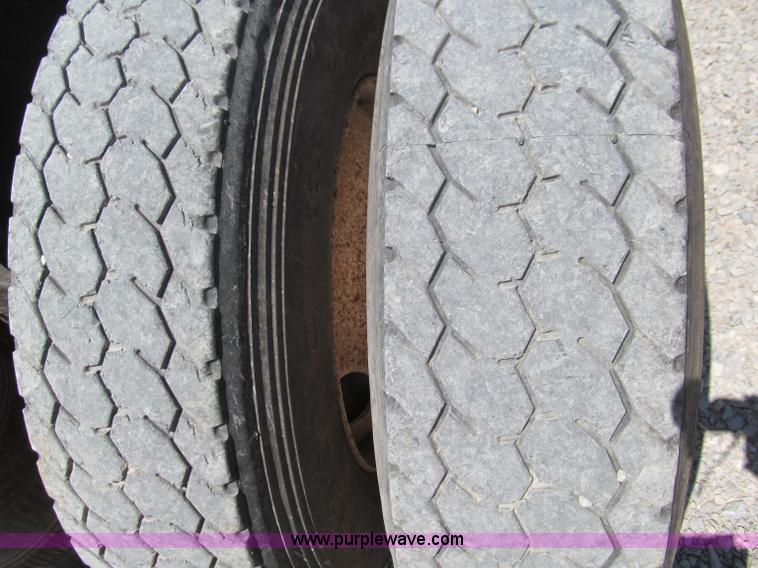 image for item F3024 1995 Volvo WIA semi truck