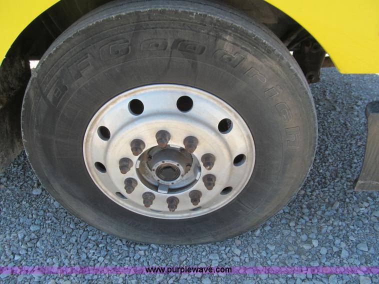 image for item F3024 1995 Volvo WIA semi truck