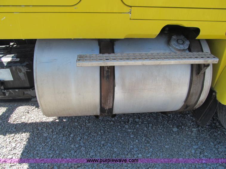 image for item F3024 1995 Volvo WIA semi truck